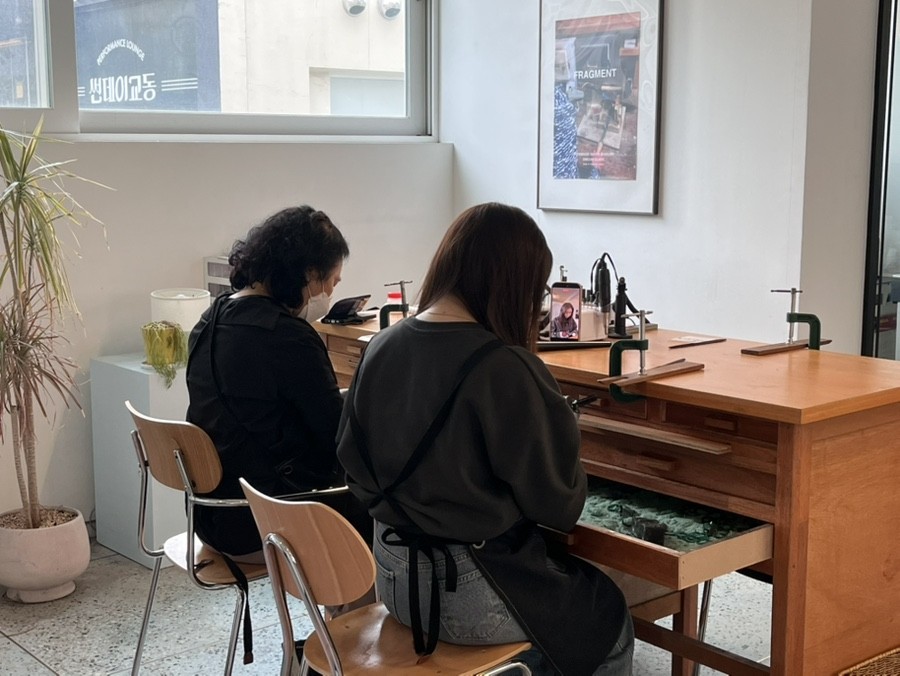 교동 반지공방 작업대에서 세공하는 사람들